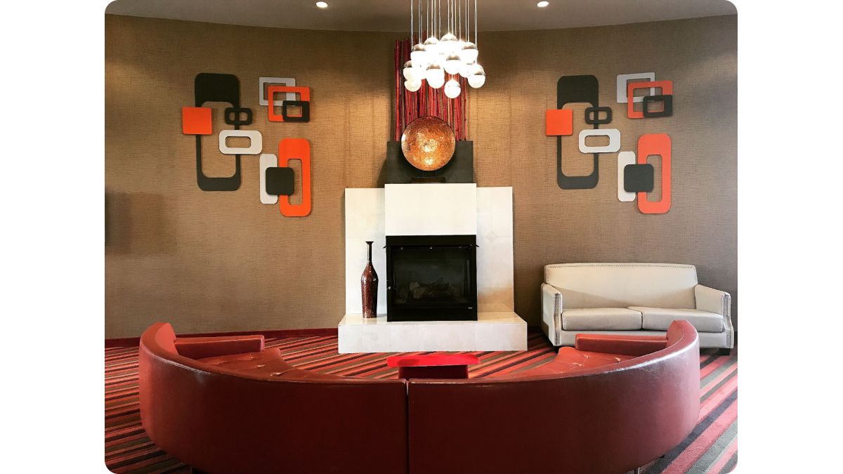 Пример гостиной с красными акцентами