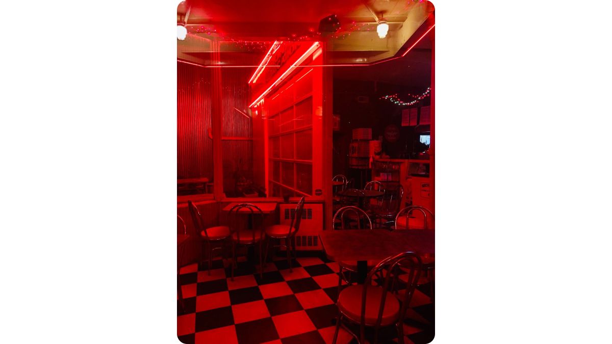 Фото интерьера с красным освещением