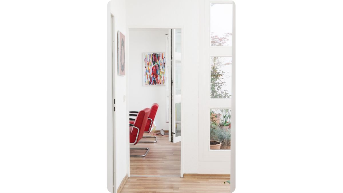 Сочетание красного и белого цветов в интерьере