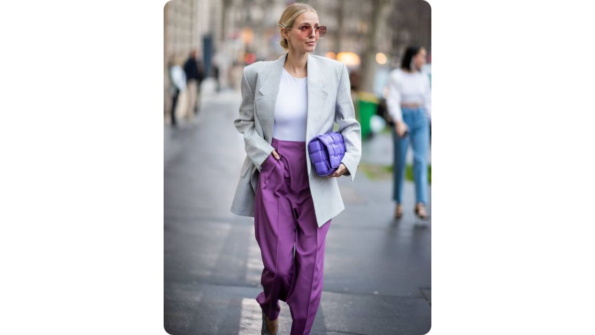 Образ с сочетанием белого, серого и оттенков фиолетового