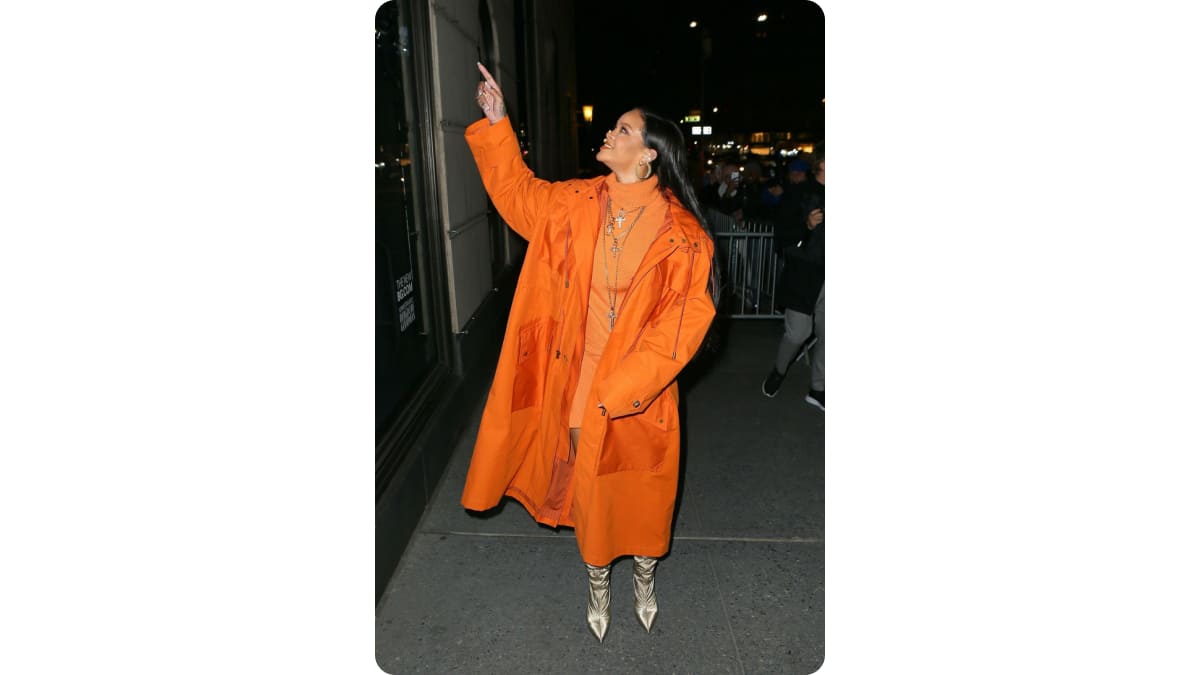 Певица Рианна в образе с сочетанием оранжевого и золотого