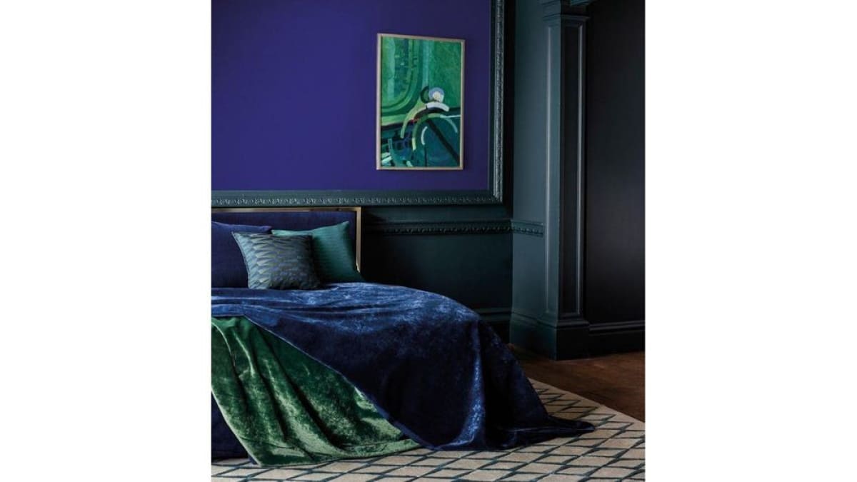 Пример интерьера в насыщенных темных тонах