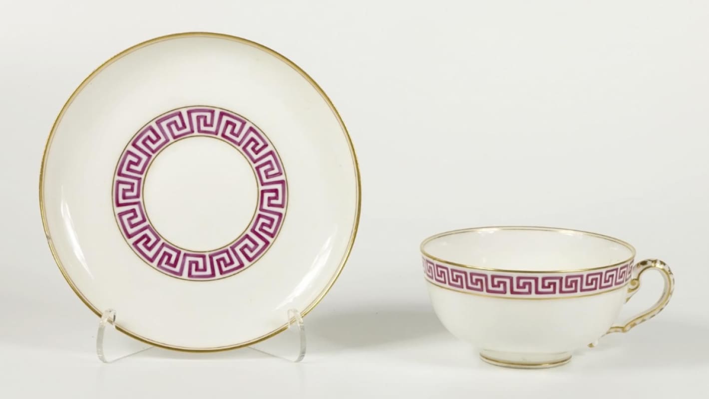 Чашка с блюдцем с орнаментом меандр